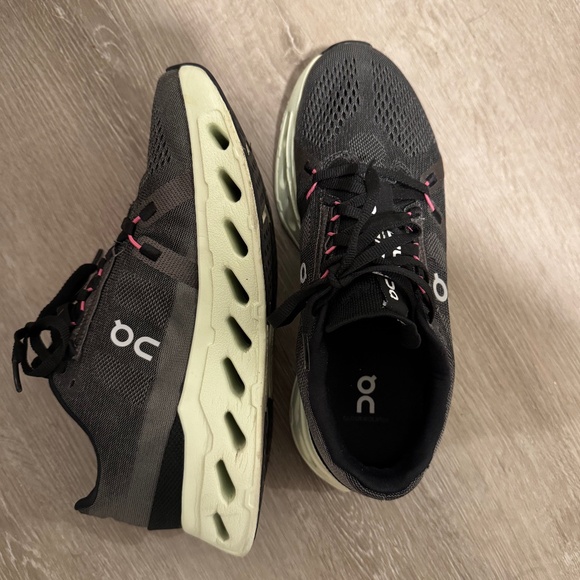 Women’s On Cloud Shoes - Picture 1 of 4